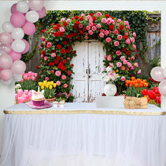 Lofaris Rustikaler Garten Partyhintergrund mit Rosenbogen und Tulpen, weiße Holztür, ideal für Frühlings- und Sommerfeste