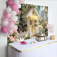 Lofaris Idyllischer gelber Märchenhaus-Hintergrund mit Blumen und Zaun, für Frühlings- und Sommerpartys, Kindergeburtstage
