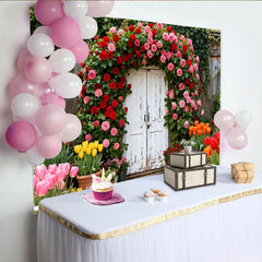 Lofaris Rustikaler Garten Partyhintergrund mit Rosenbogen und Tulpen, weiße Holztür, ideal für Frühlings- und Sommerfeste