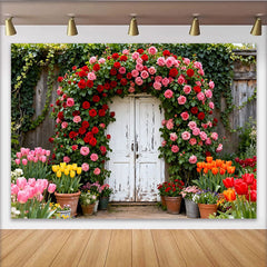 Lofaris Rustikaler Garten Partyhintergrund mit Rosenbogen und Tulpen, weiße Holztür, ideal für Frühlings- und Sommerfeste