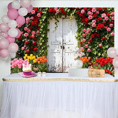 Lofaris Rustikaler weißer Tür-Hintergrund mit roten und rosa Rosen, grüner Efeu und bunten Tulpen, Frühlingsgarten-Fotokulisse