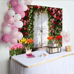 Lofaris Rustikaler weißer Tür-Hintergrund mit roten und rosa Rosen, grüner Efeu und bunten Tulpen, Frühlingsgarten-Fotokulisse