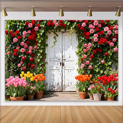 Lofaris Rustikaler weißer Tür-Hintergrund mit roten und rosa Rosen, grüner Efeu und bunten Tulpen, Frühlingsgarten-Fotokulisse