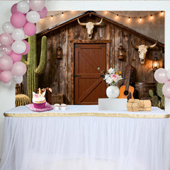Lofaris Rustikale Holzscheunen-Kulisse im Western-Stil, mit Kakteen, Stierschädeln und Lichterkette, für Cowboy-Partys