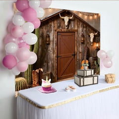 Lofaris Rustikale Holzscheunen-Kulisse im Western-Stil, mit Kakteen, Stierschädeln und Lichterkette, für Cowboy-Partys